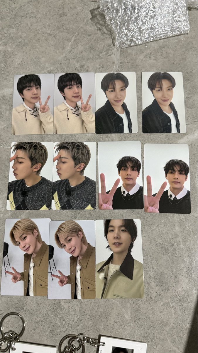 bangtansoshi's tweet photo. I think I was given an extra pc cause there’s only supposed to be 10 but BROOO no JK!? And 6/10 keychains are namjoon 😭😭😭 pls who wants to trade 🇸🇬 I want OT7 https://t.co/DteLuODxMp