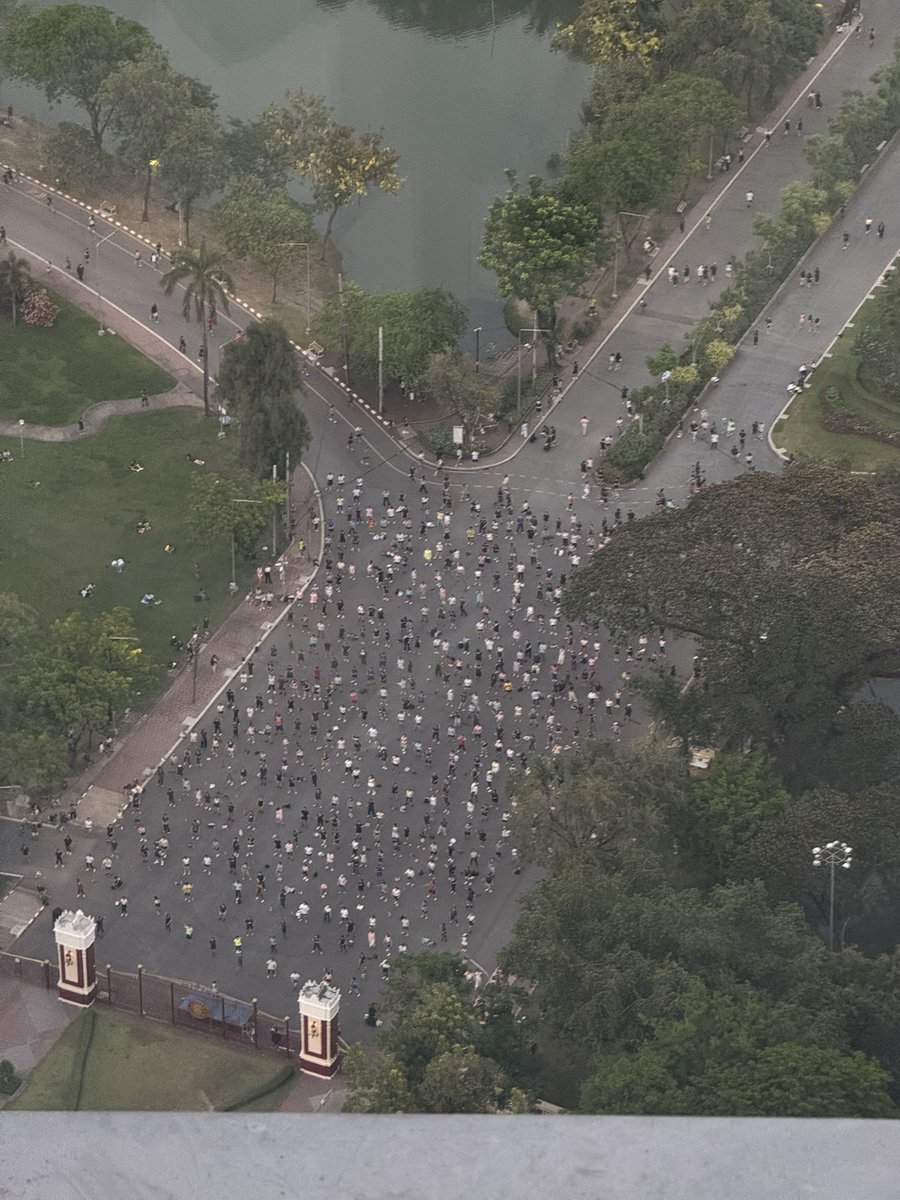 atomosricano's tweet photo. เมพอดีเมื่อวานไป central park มา มองลงมาเห็นคนเต้นแอโรบิก 84,000 คน ว้าวซ่ามาก https://t.co/ScVMSHhcqw