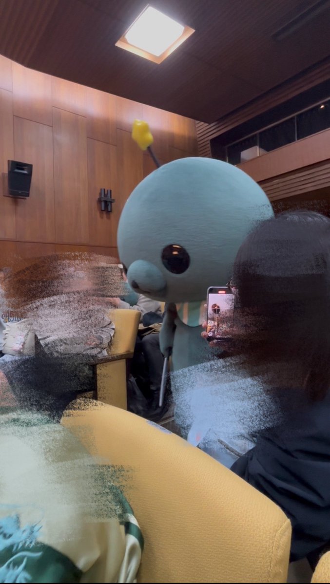 よりの tweet media