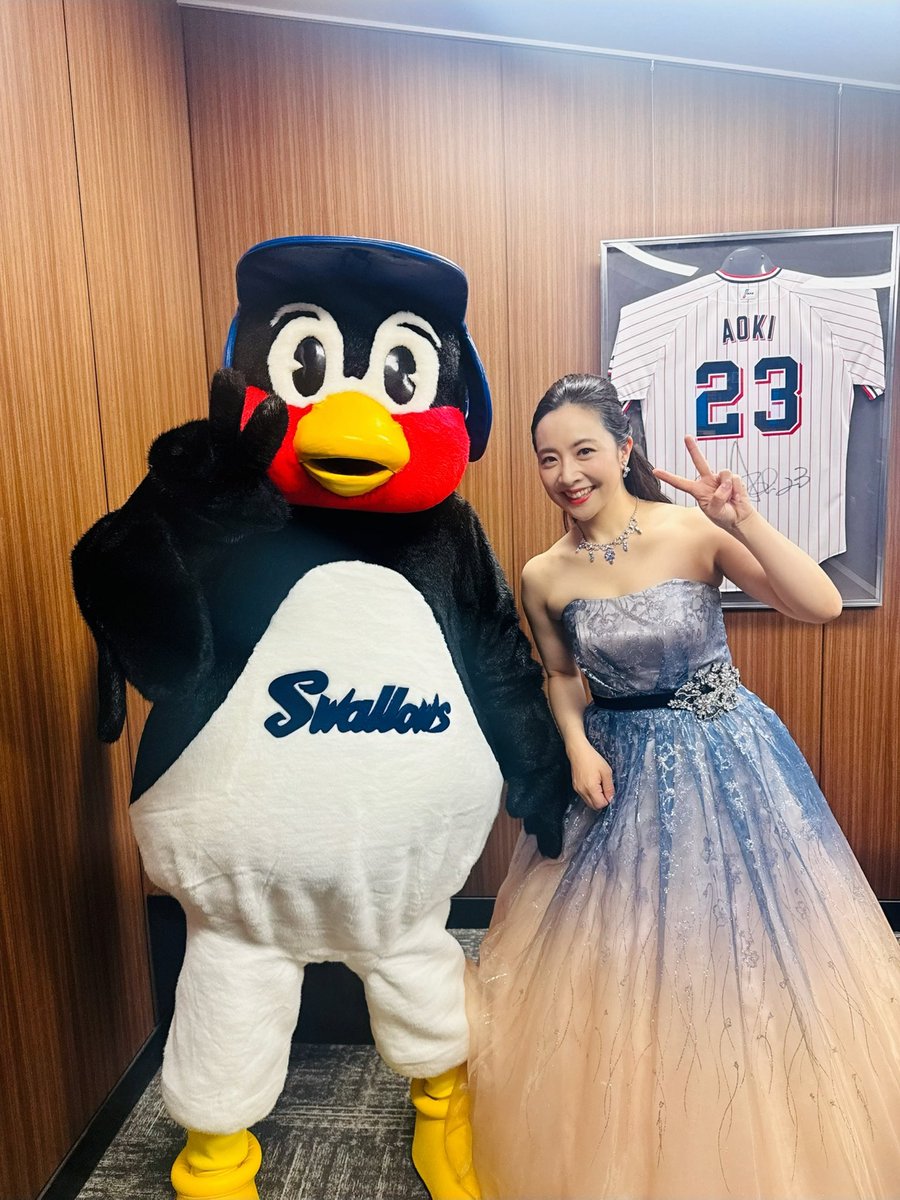 つば九郎さん復活おめでとうございます✨国歌を歌った後、手を差し出して握手して下さった優しさ、嬉しかったです！ありがとうございました🥰
#つば九郎
#ヤクルト
#スワローズ
#神宮開幕戦