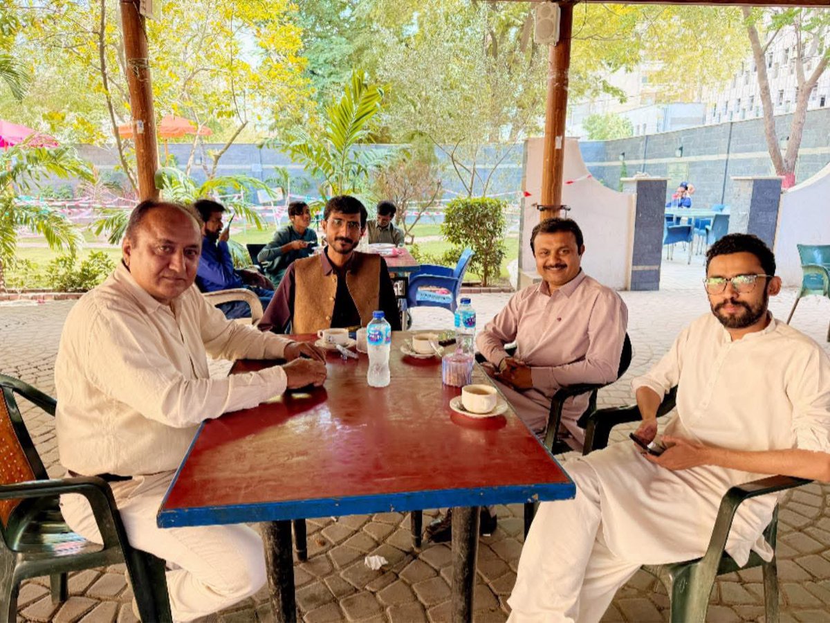 کراچی پریس کلب میں معزز دوستوں سے ملاقات ایک خوشگوار اور یادگار لمحہ ثابت ہوئی۔ سینئر صحافی عبدالحمید سومرو اور اے کے چوہان سمیت پیارے بھائی جہانگیر لغاری سے ملاقات نے محفل کو مزید پُراثر اور خوشگوار بنا دیا۔ ایسی نشستیں نہ صرف پیشہ ورانہ تعلقات کو مضبوط کرتی ہیں بلکہ باہمی روابط