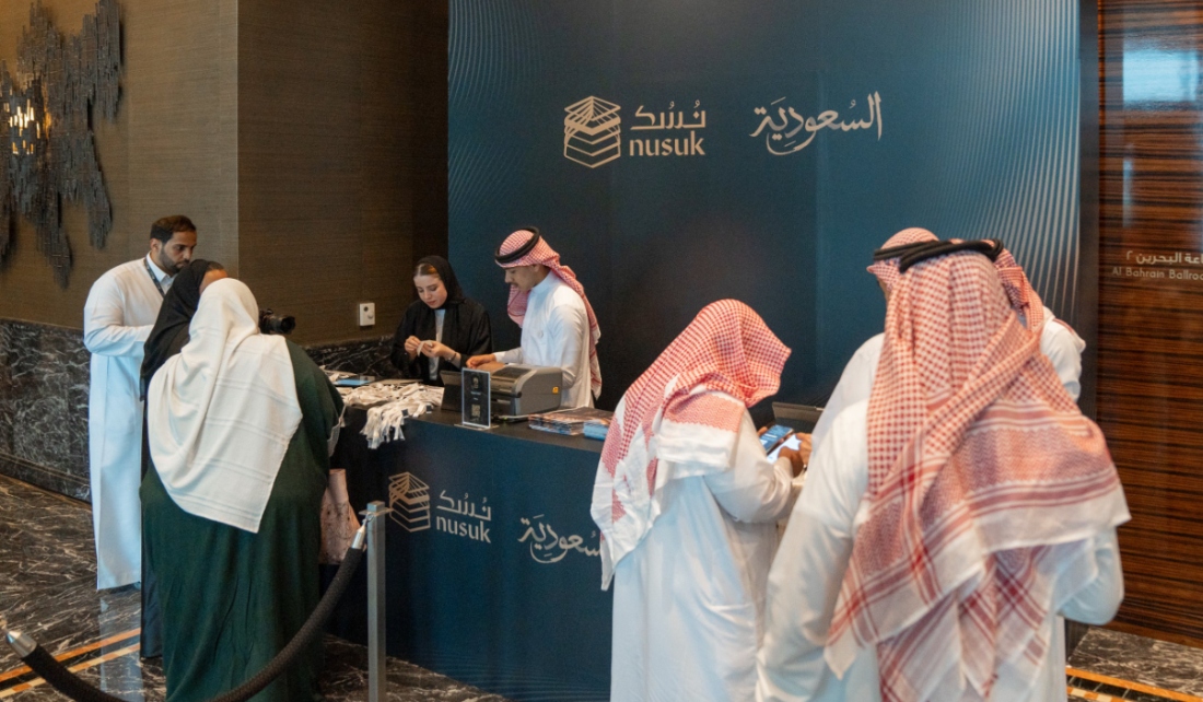 arabnews's tweet photo. In a major milestone for digital pilgrimage, #SaudiArabia’s @Nusuk app, the official guide for pilgrims to the holy sites, has surpassed 51 million users https://t.co/qxBvumzVe6 https://t.co/xtMjQrixbc