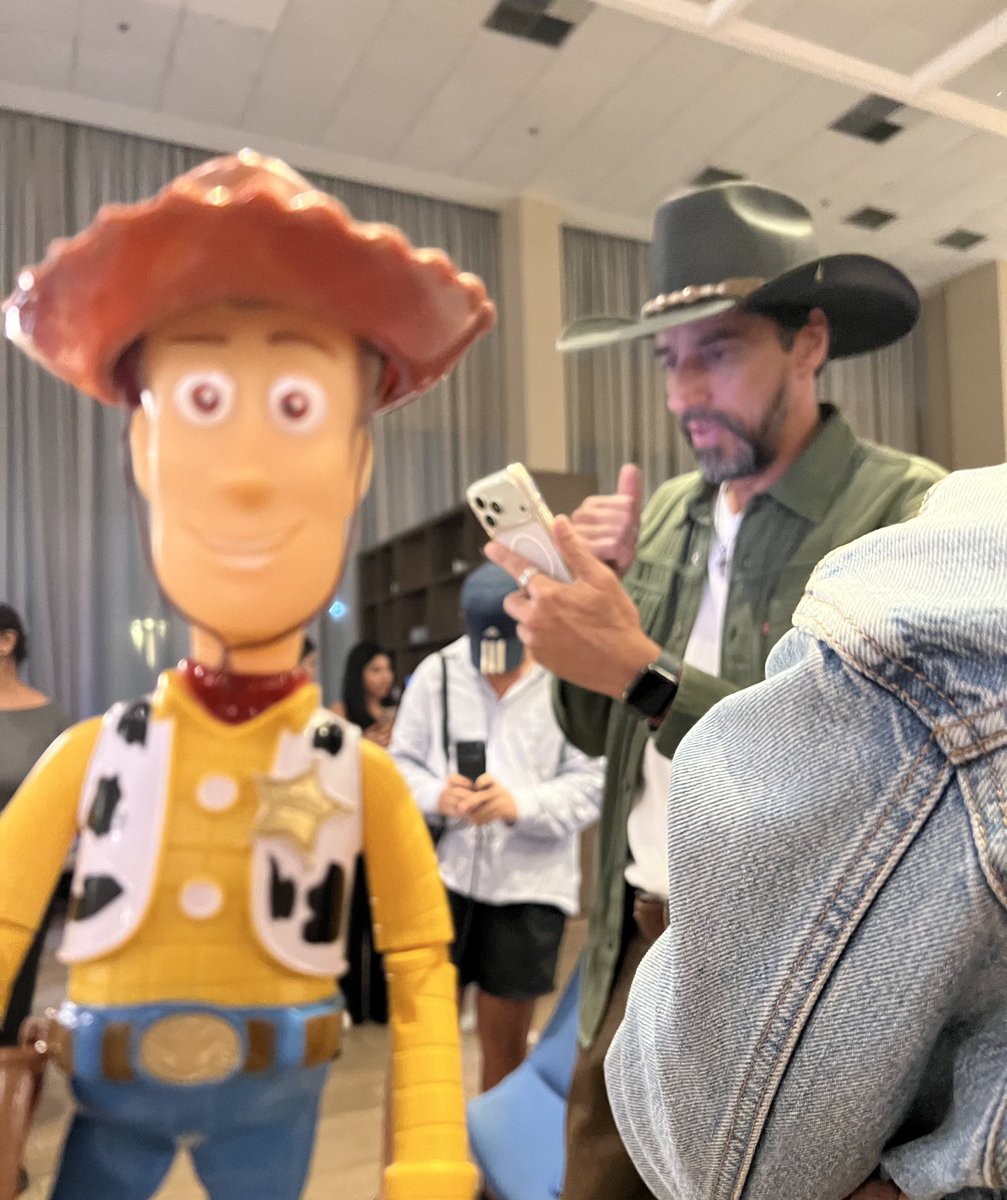 “mas não se esqueçam que o personagem principal de toy story é o woody” 🧡