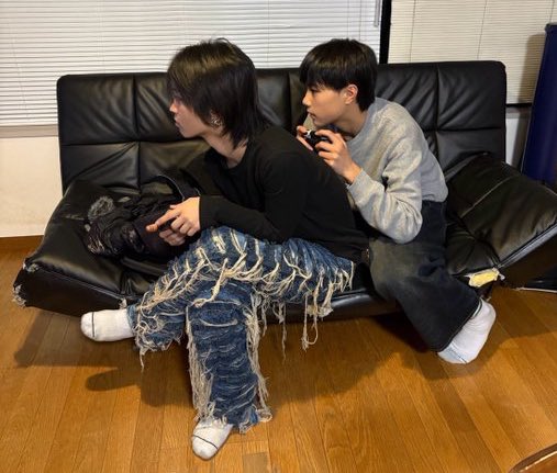 え、ちょ、ユウイサナ可愛すぎ😭😭🤍🤍

こんなくっついてゲームする人達おる？？

もう同じグループデビュー切に願う🥺🙏✨✨✨