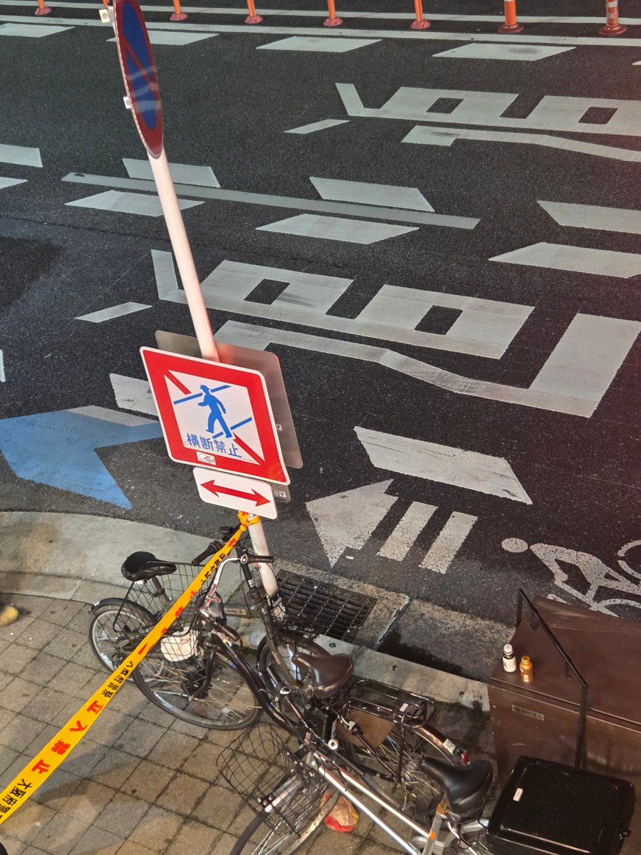 tadaimakyo's tweet photo. 火曜日！
今外が騒がしくなってみたら
消防車が4～5台に救急車？！
隣の隣の焼き鳥やさん？！
お店の前Keep outになってるやん
皆、避難してけが人はなさそうです
(・_・;) https://t.co/PAtewOzMyy
