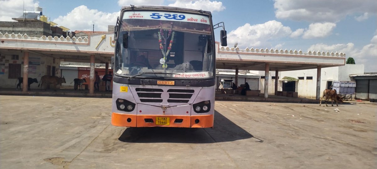 SP_Botad's tweet photo. @GujaratPolice @Davisf_29 @OfficialGsrtc ઉપરોક્ત વિષય અનુસંધાને બરવાળા પોલીસ સ્ટેશન દ્વારા ટ્રાફિક ક્લિયર કરાવેલ છે. https://t.co/T3ONvWGjis
