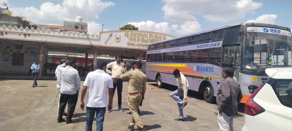 SP_Botad's tweet photo. @GujaratPolice @Davisf_29 @OfficialGsrtc ઉપરોક્ત વિષય અનુસંધાને બરવાળા પોલીસ સ્ટેશન દ્વારા ટ્રાફિક ક્લિયર કરાવેલ છે. https://t.co/T3ONvWGjis