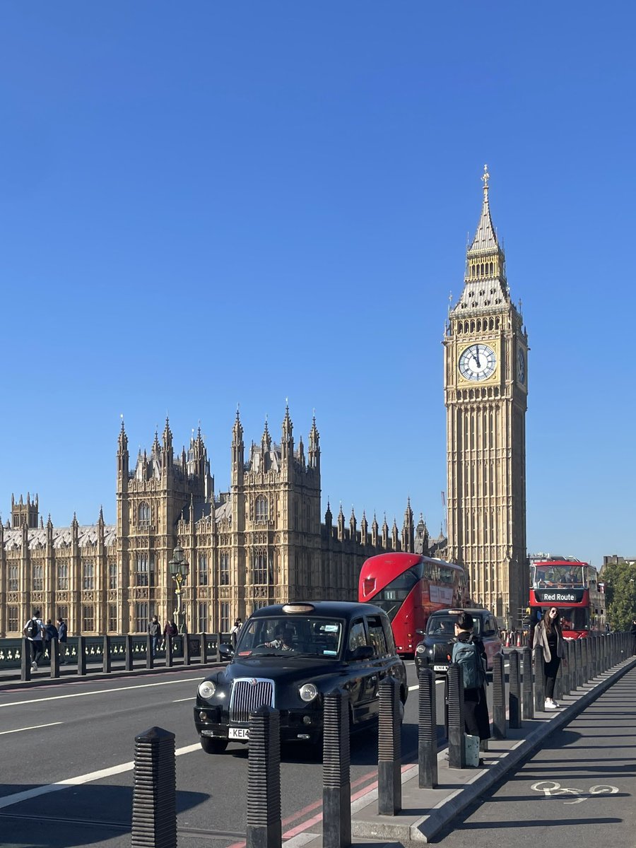 하지만 영국은 흐린 날이 더 아름답고, 느낌 있고, 씹탑같고, 셜록홈즈같고, 명탐정코난 홈즈의묵시룩스러워서 좋음
맑은 날은 그냥 너무 평화로워 보여