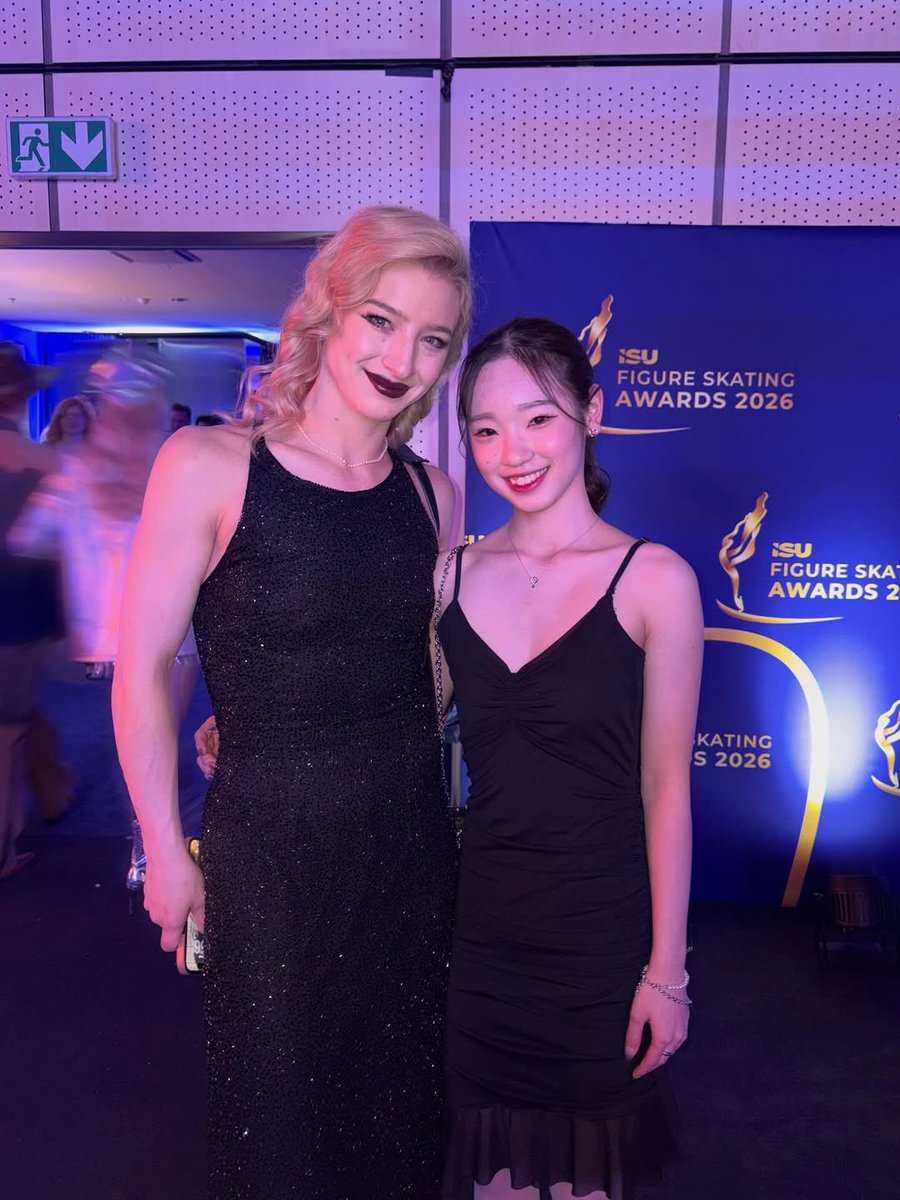 아 엠버누나 허리에 손얹는 유떤아기 보자마자 함박웃음지음         아