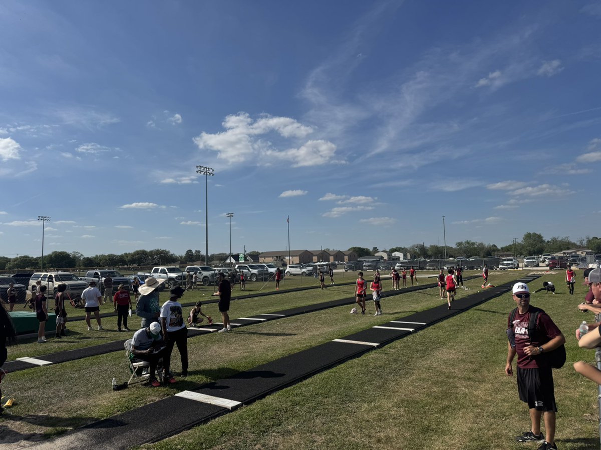 herbertoneiljr's tweet image. A great day for some JH track! Shout out to our Bobcat coaches for hosting the District JH Zone track meet! Go Bobcats!!! #HigherHeights #BeBold