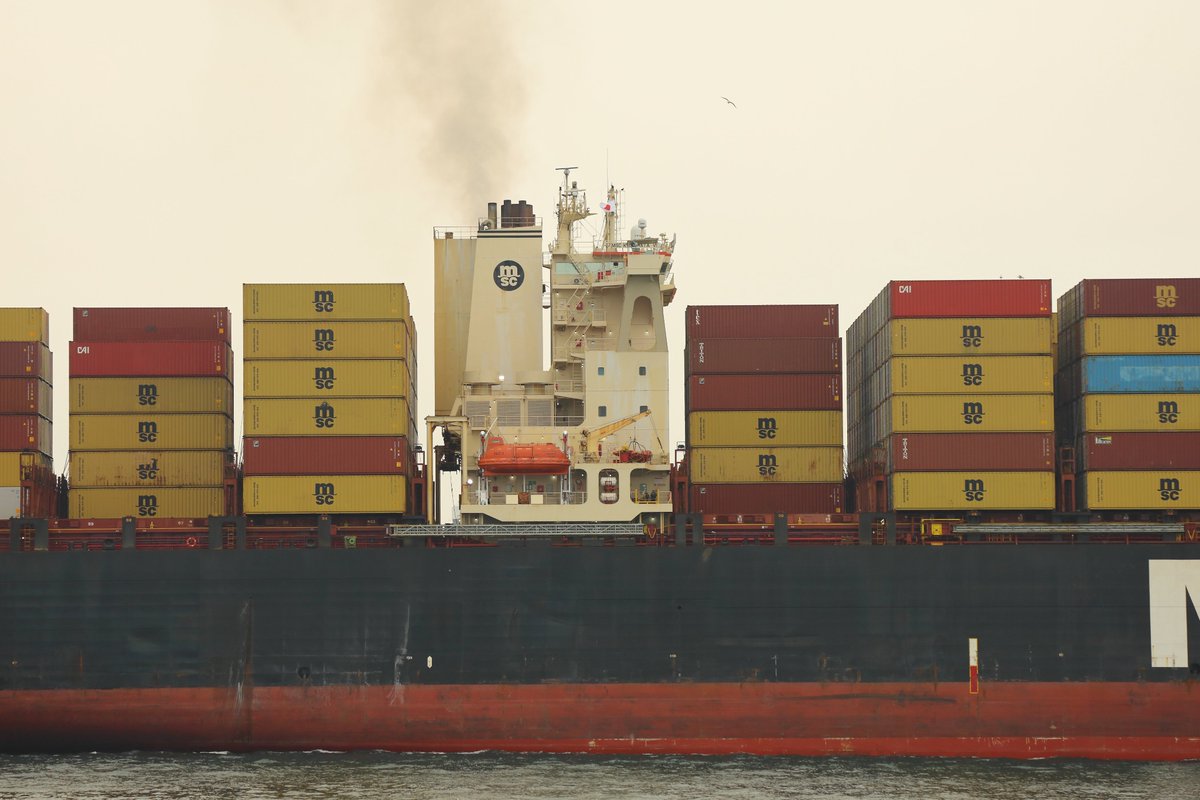 panamaru2's tweet image. 横浜航路に入り本牧埠頭BC突堤バースに向けて航行する #MSC_KALAMATA_VII ハウス部ファンネルの横に新たに配置された #SOx_Scrubber が見えます 本船は現在 #MCS #Ingwe_Service /アジア～南アフリカ航路に投入 1ループ60-70日を9隻前後で運航 #Ingwe はZulu語でLeopard/ヒョウという意味です