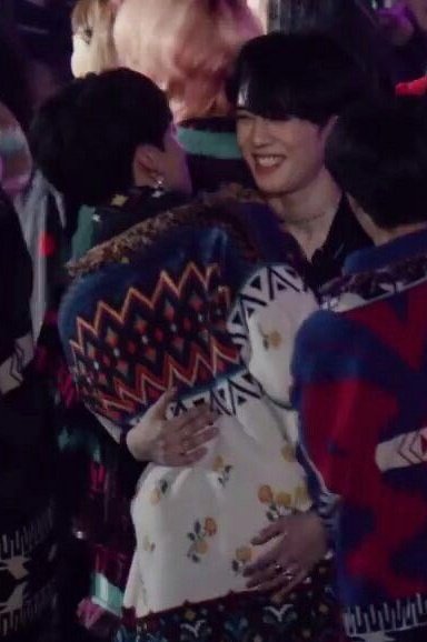 kooshubbyhere's tweet photo. This is exactly how his waist should be held by men ⚓ https://t.co/uiRy6iaV4z