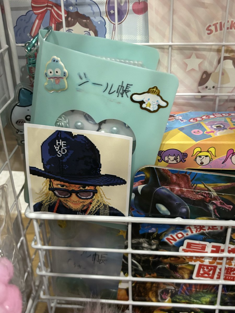 自分のシール帳も様になってきたな笑
子供達は真琴さんのシールがもったいなくてシール帳にははれないみたい！
