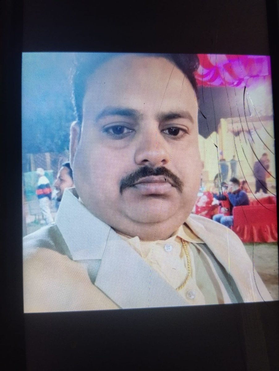 Awanishlmp's tweet photo. #kheri गोला बी,मार्ट के सामने एचपी पेट्रोल पंप पर हो रहा घोटाला घोटाले का विरोध किया गया तो दबंग व्यक्ति अपनी गुंडई दिखाने लगा और जान से मारने की धमकी दे रहा दबंग व्यक्ति ने अपना पैर पीड़ित के पैर पर मारा जिससे पीड़ित के तीन टांके खुल गए पैर के @kheripolice @Uppolice @PMOIndia https://t.co/d8OieyvMR4