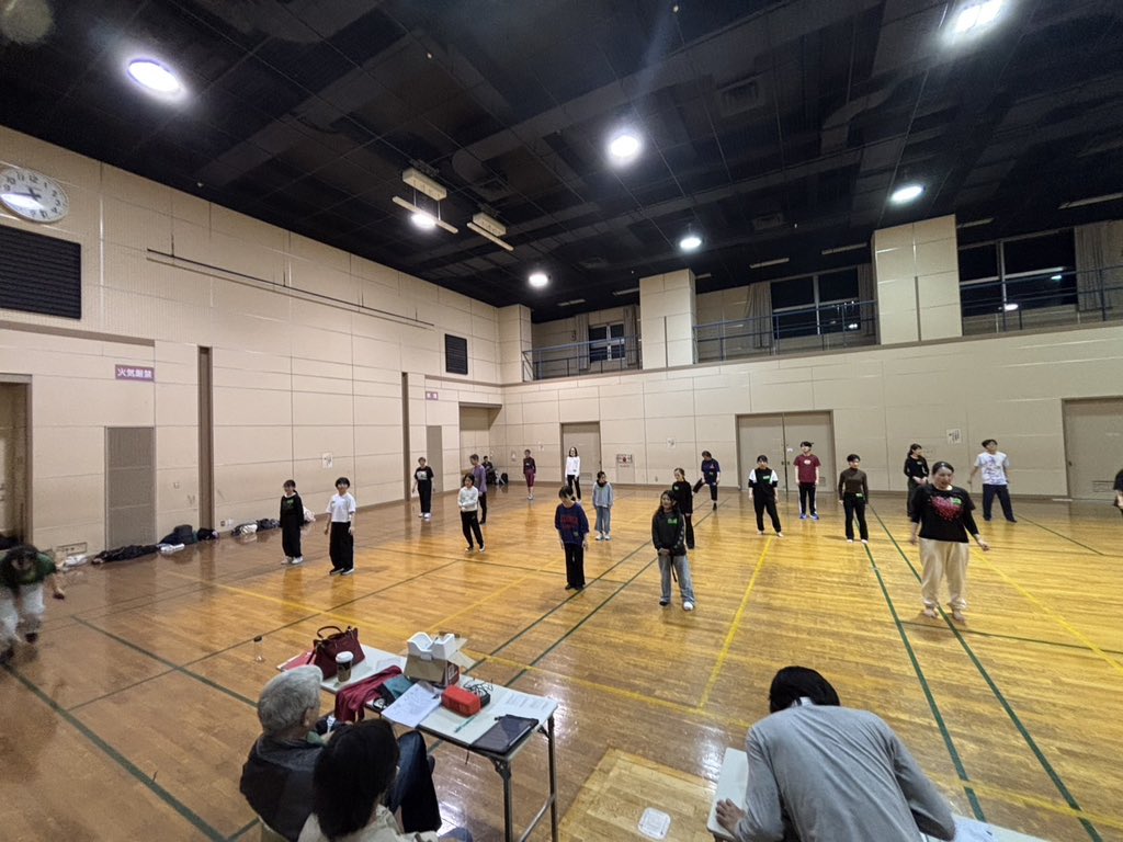 昨日、ついに初稽古がスタートしました！
最初の稽古はダンス✨

ペアに分かれてダンスを行い、
最後はグループでみんなの前で発表も！
緊張しながらも、少しずつ仲が深まり、
素敵な初日となりました☺️

これからの稽古の様子も、
ぜひお楽しみに🍀

#横須賀市民ミュージカル
#SUKAミュー