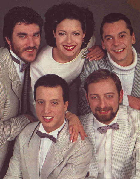 AlbertoteZgz's tweet image. Alguien recuerda a Matía Bazar? Pues para eso estoy yo aquí, para que empieces a conocerlos si todavía no lo habías hecho. Sus 5 mejores singles sonarán en estos próximos días.

5. #Souvenir 

youtube.com/watch?v=VJqZBq…