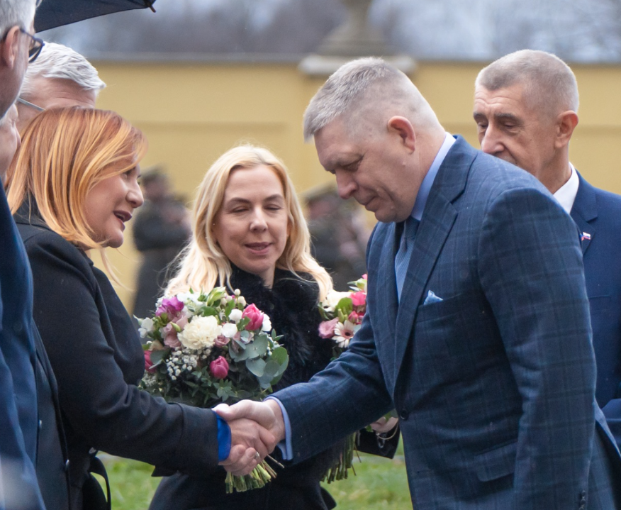 tak tady máme pohromadě ty PROruSSké švábi pohromadě.. <a href="/alenaschillerov/">Alena Schillerová</a> + <a href="/AndrejBabis/">Andrej Babiš</a> + <a href="/KarelHavlicek_/">Karel Havlíček</a>