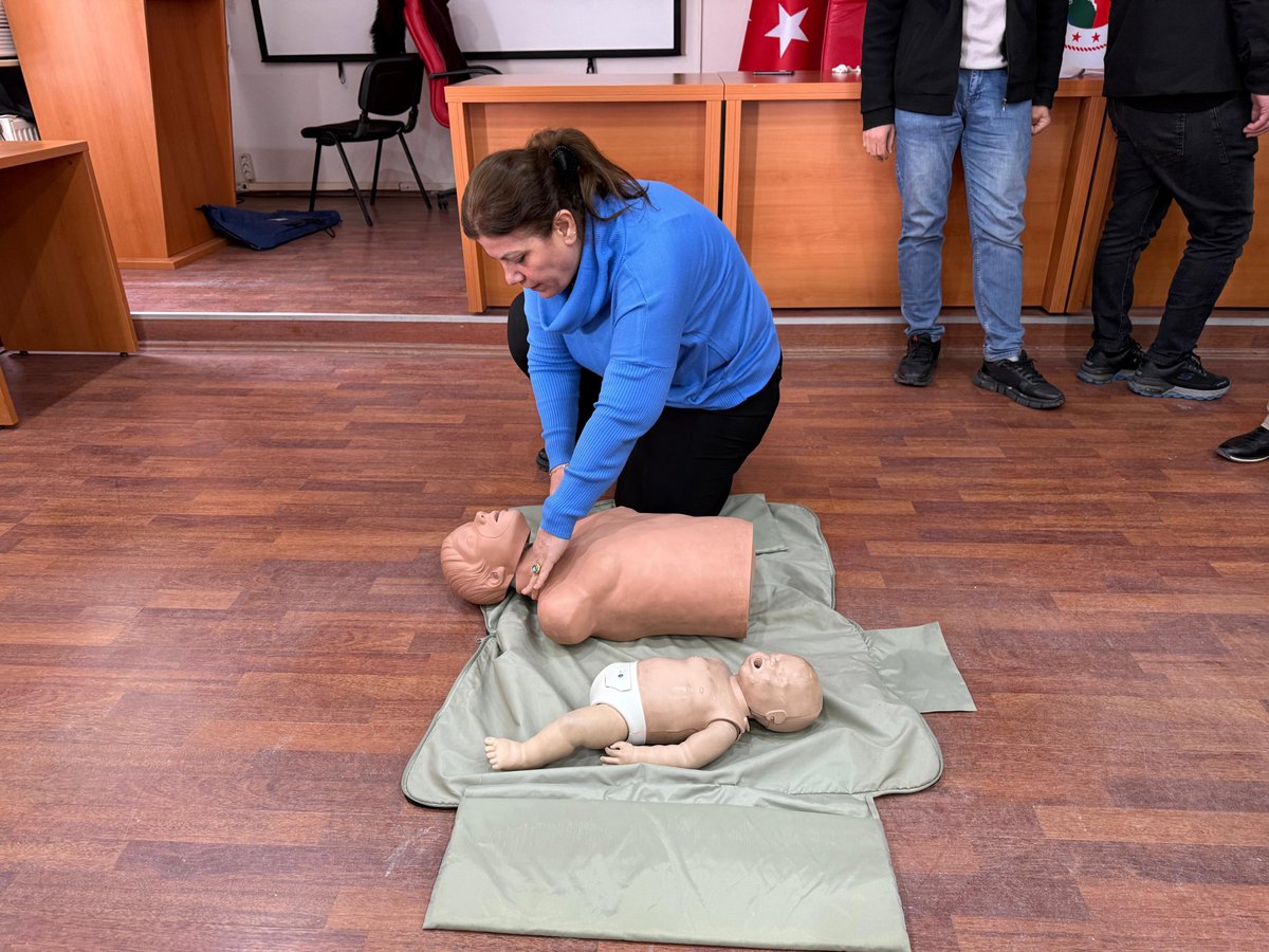 📢 Bilgi Hayat Kurtarır, Eğitimle Güçlenir!

İdaremiz personeline, Şırnak İl Sağlık Müdürlüğü işbirliğiyle gerçekleştirdiğimiz “Sertifikalı Temel İlk Yardım Eğitimi” verildi.

İnsan Kaynakları ve Eğitim Müdürlüğümüz koordinasyonunda, Meclis Salonu’nda iki gün süren programa