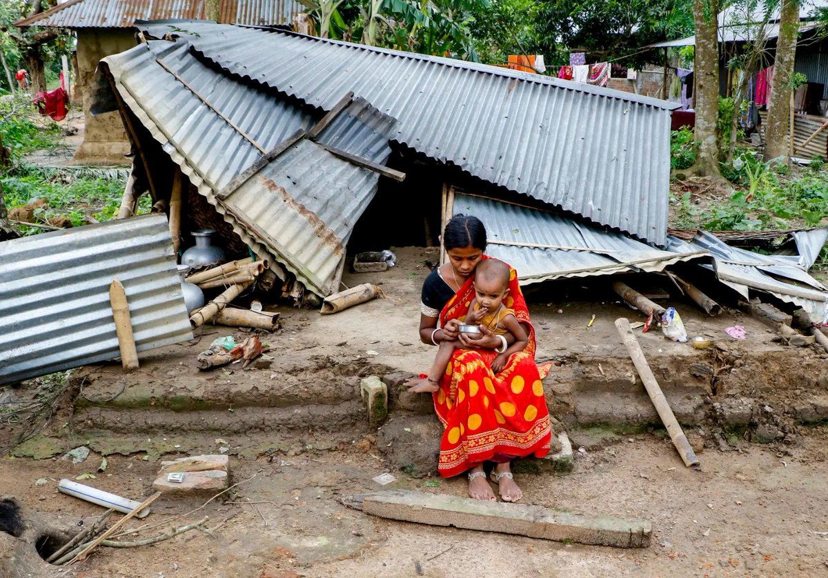 timesofindia's tweet image. #InPics | Strong winds and a dust storm lashed Agartala, leaving a trail of destruction in parts of the city.

#Tripura #DustStorm #StormDamage #StrongWinds #WeatherUpdate