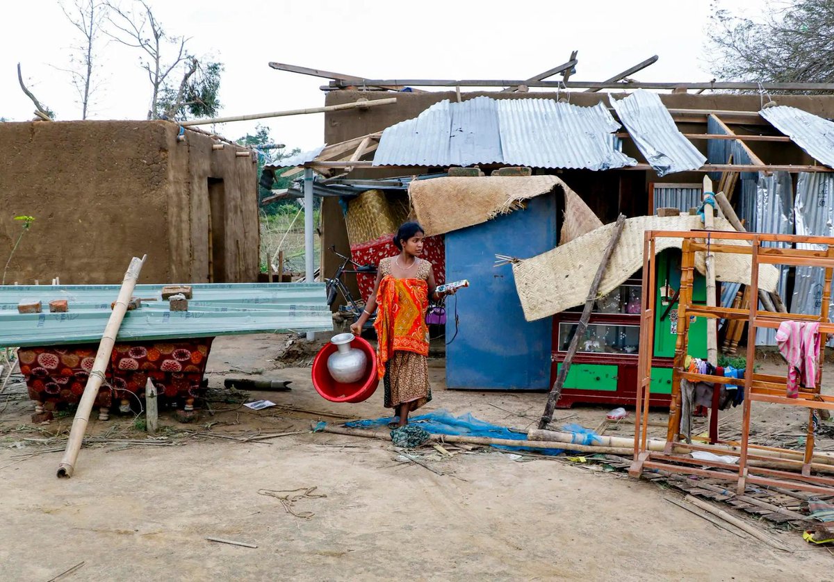 timesofindia's tweet image. #InPics | Strong winds and a dust storm lashed Agartala, leaving a trail of destruction in parts of the city.

#Tripura #DustStorm #StormDamage #StrongWinds #WeatherUpdate