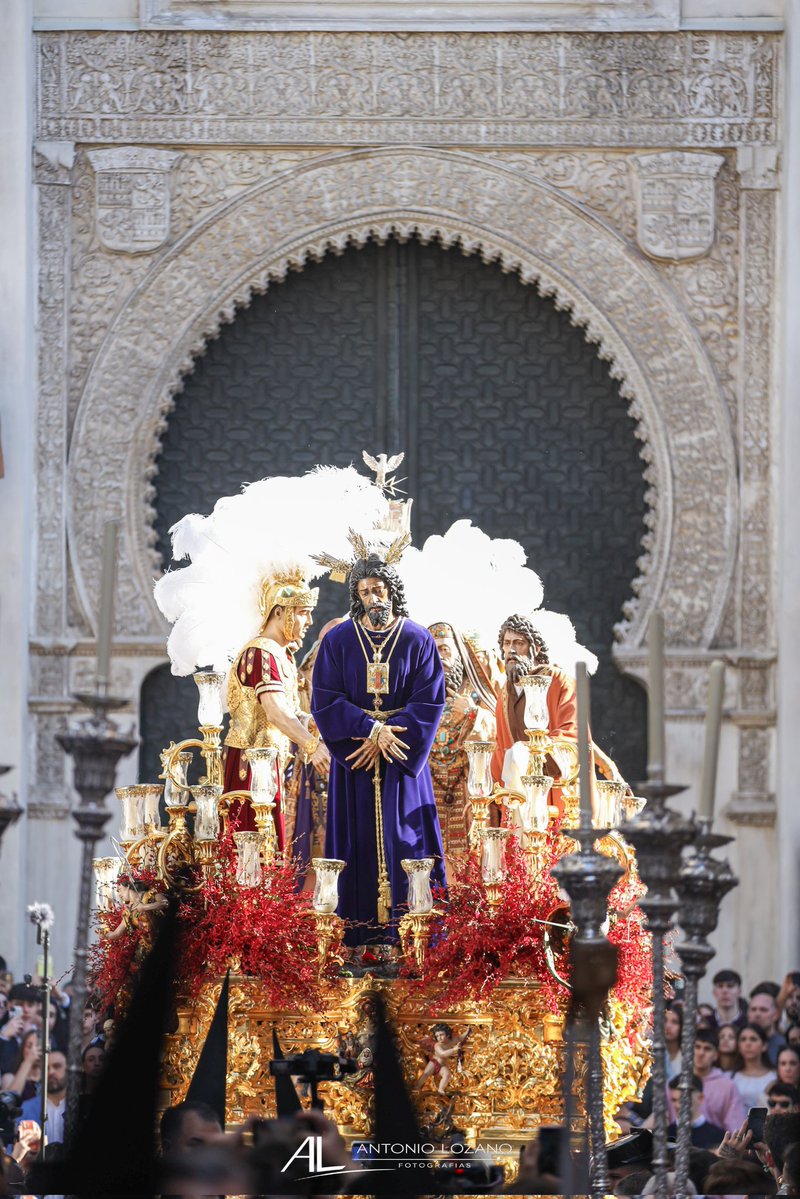 El potente mensaje que nos deja Jesús Cautivo y Rescatado en la Puerta del Perdón de la Catedral de Sevilla es muy claro:
esto no va de quién somos, va de si queremos cambiar.
El perdón está ahí. Para todos