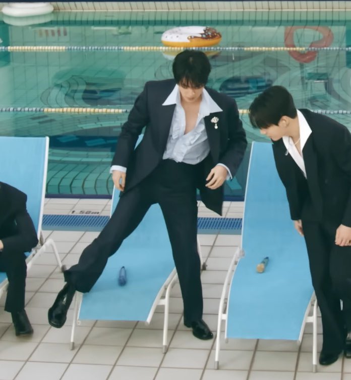 Seokjin save me⁷ ⦿☰☲ ARIRANG 💿 tweet media