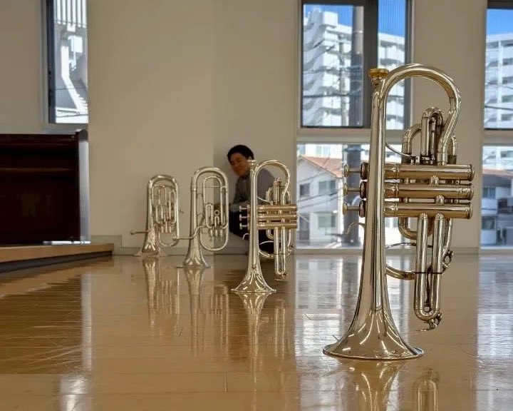 AcademicBrass's tweet photo. 【演奏会まであと4日！】
金管四重奏「リトル・スイス組曲」をご紹介します！
-----
コルネット×2、テナーホーン、ユーフォニアムによる 英国式ブラスバンドならではの四重奏をお届けします！ ここでクイズ🎺 写真の中で一番大きな楽器はどれでしょう？ 正解は… 当日、会場でお確かめください♪ https://t.co/9xU8PTcMsF