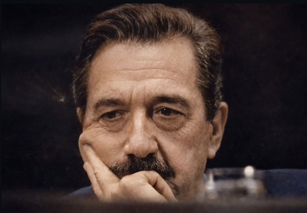 La DEMOCRACIA, tu mayor legado. 

Hoy se cumplen 17 años de la partida de Raúl Ricardo Alfonsín.