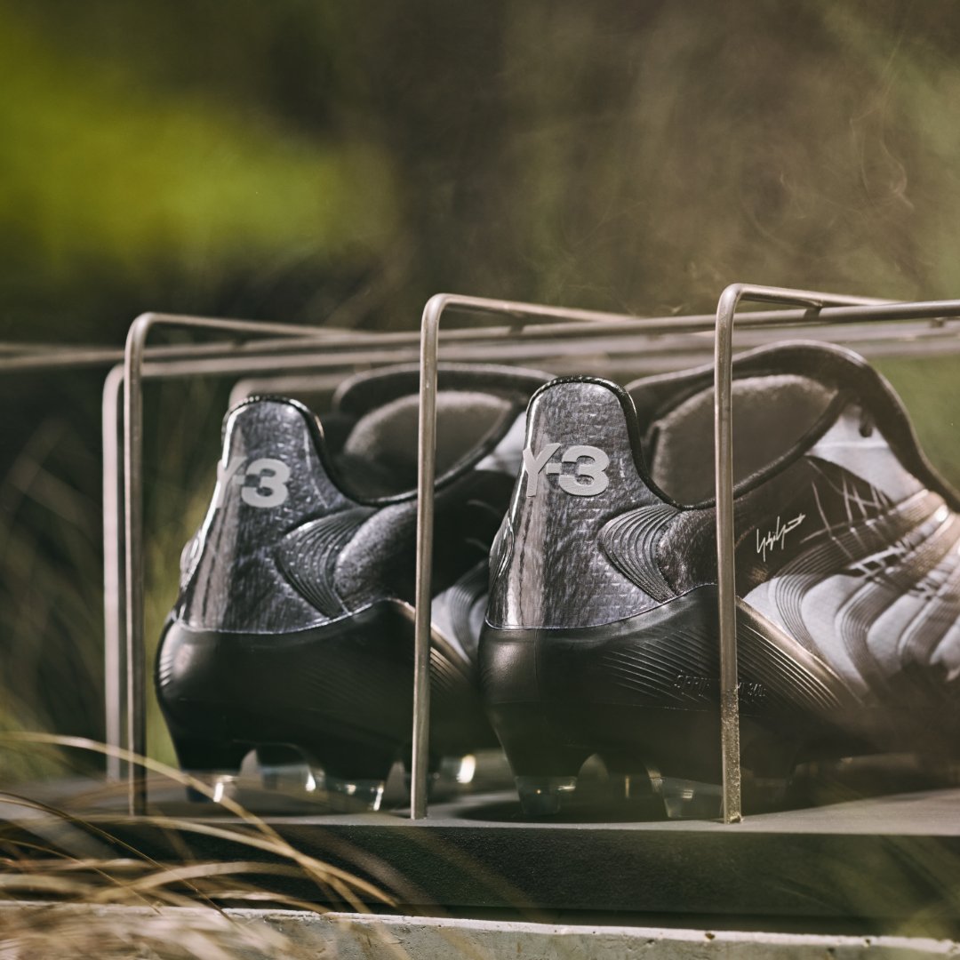ProD_Soccer_ES's tweet photo. Veinte años después del lanzamiento original de la colección Beast, Yohji Yamamoto y adidas lanzan las F50 TUNIT. Del campo a la calle, esta es una auténtica colaboración entre fútbol y moda, ¡y nos encanta! Consigue las tuyas online mañana, 1 de abril, en Pro:Direct Soccer. https://t.co/hhNunynXcI