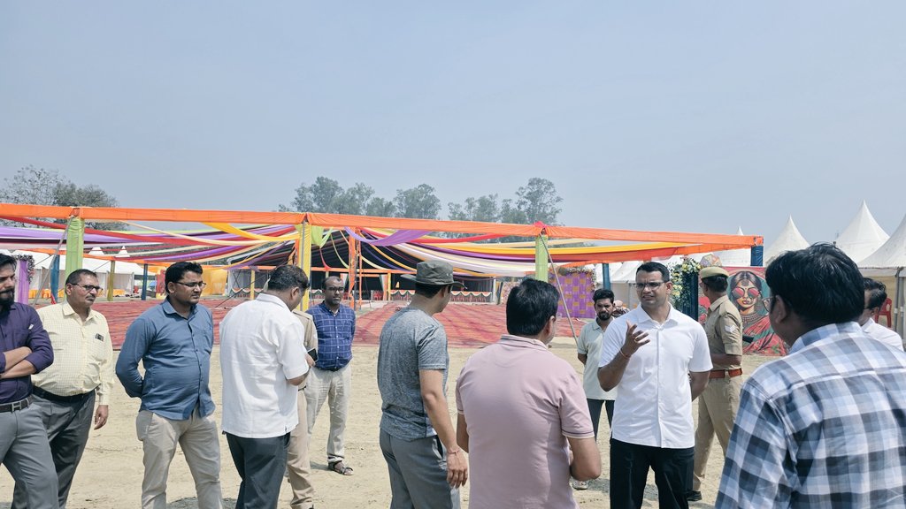 बलरामपुर महोत्सव की तैयारियों का जायजा लिया गया।
बड़ा परेड ग्राउंड  का स्थलीय निरीक्षण।
सभी व्यवस्थाएं समय से पूर्ण करने के दिए निर्देश।
जिला पर्यटन एवं संस्कृति परिषद द्वारा 03 से 05 अप्रैल 2026 तक बड़ा परेड ग्राउंड में जनभागीदारी से होगा भव्य ‘बलरामपुर महोत्सव’
✨ इस महोत्सव