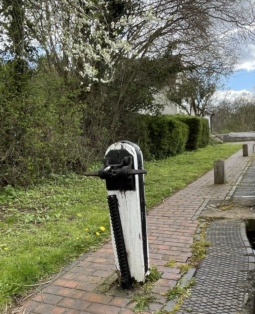 Botterham Lock Wondering if @CRTWestMidlands are aware that the top lock at Botterham ...