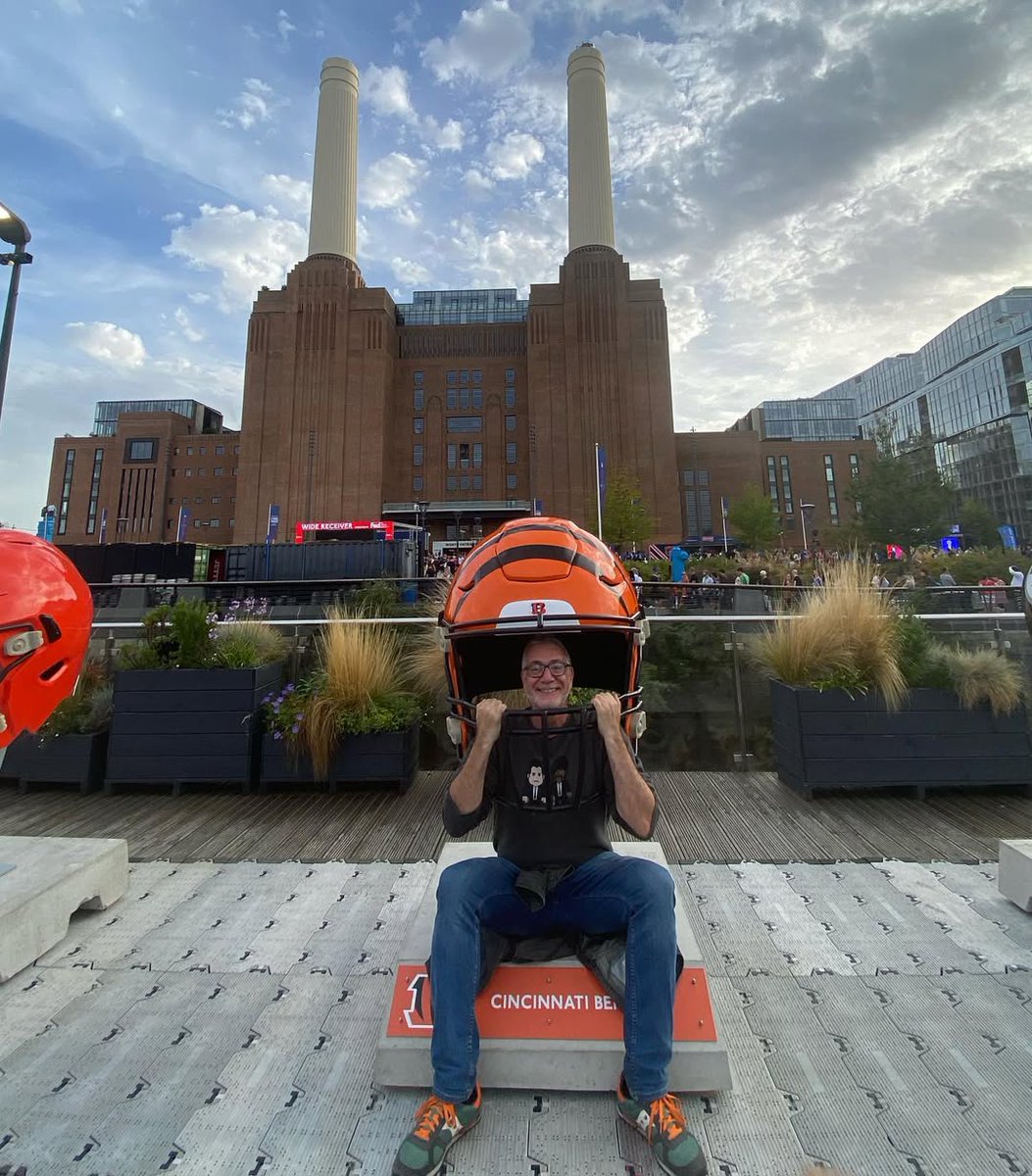 birovr1's tweet photo. Having fun whilst NFL is in London 🐆🏈🦬 @nfluk #nfl #nfllondon #nfluk #bills #jaguars #funday #batterseapowerstation #nflexperience https://t.co/SYzEuhGUO7