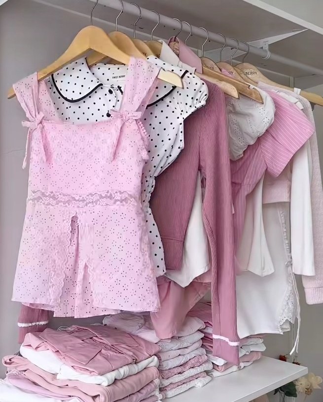 bluenoirain's tweet photo. This brand is literally every girl’s dream closet, their fits are WAY too cute and pretty https://t.co/lXK2EDsCVf