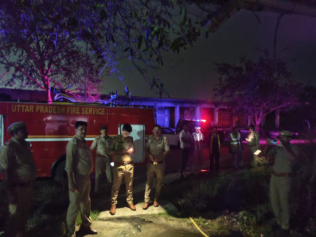 Fatehpur-कल्याणपुर पुलिस की तत्परता बनी मां व 3 नाबालिकों की मददगार,मुखिया की घर पर गैरमौजूदगी में लगी पार्ट्स की दुकान में आग,तीसरी मंजिल पर मौजूद लोगों को थानाध्यक्ष ने रेस्क्यू चलाकर निकाला बाहर,फायर ब्रिगेड सहित CO बिंदकी रहे मौजूद। <a href="/fatehpurpolice/">FATEHPUR POLICE</a> <a href="/igrangealld/">IG Range Prayagraj</a> <a href="/Uppolice/">UP POLICE</a>