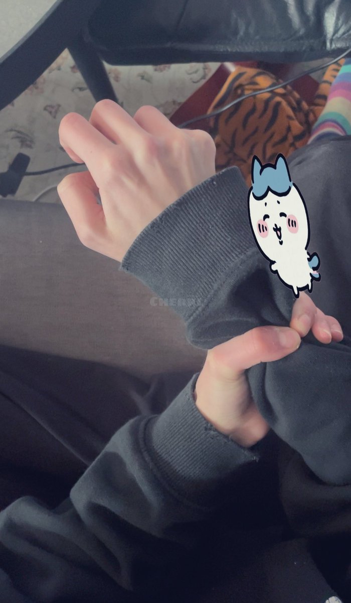 CherriH34rtz's tweet image. #bodycheck I’m liek massive but its okay atleast I still have my visible spine and kinda slim wrists ?