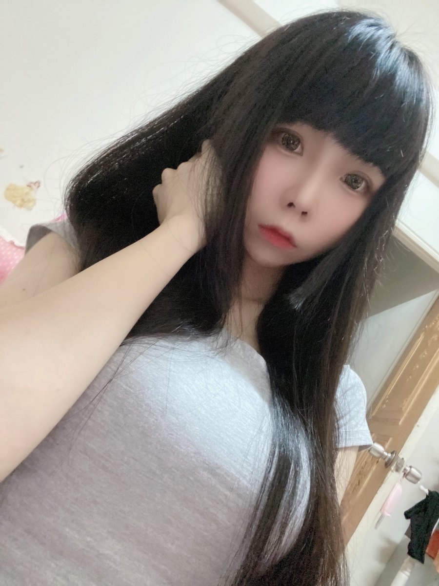 linleleii's tweet photo. 看起來很乖，那...你想看我不乖的樣子嗎？🧸
長髮是為了遮住害羞，還是遮住那些不能說的慾望？🫦
平時是你的貓系小女���，進了房間就是你最壞的毒藥。🎙️

🔒 1vs1 秘密房間：你想玩的，這裡都有。
📩 私訊(DM)領取專屬門票，帶誠意敲門。
今晚，想看我怎麼對你？

 #反差萌 #1v1 #秘密房間 #私人定製 https://t.co/mG9doaCrzV