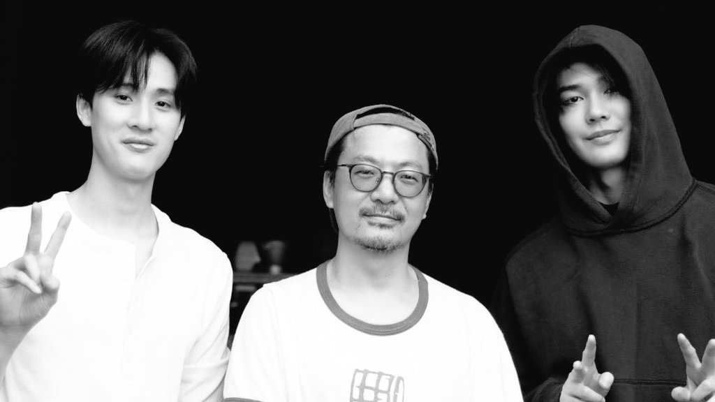 kalian nggak tahu rasanya jadi aku... aku jingkrak-jingkrak dirumah temen sampai nggak sengaja mecahin parfumnya... MAAF YA MINAA, AKU GANTI PARFUMNYA t________t

#MrKillSeriesQ1