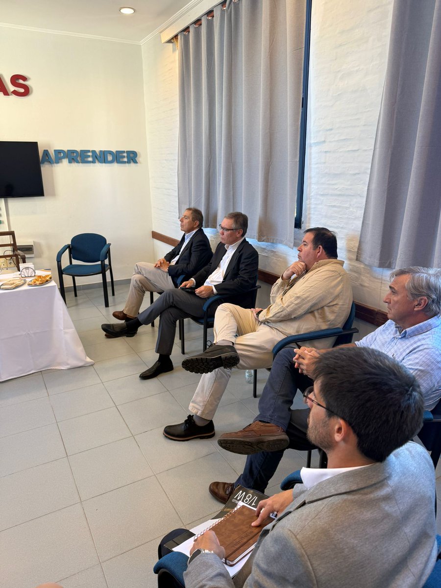 confemprdeluy's tweet photo. 📍 Soriano

La semana pasada, el Ministro de Economía se reunió con los presidentes de CEDU 🤝

💬 Tema central: Ley de Fronteras  
📊 Intercambio sobre su impacto en las empresas y el desarrollo regional

✔️ Seguimos generando espacios de diálogo para impulsar el crecimiento https://t.co/33yTdovLFE