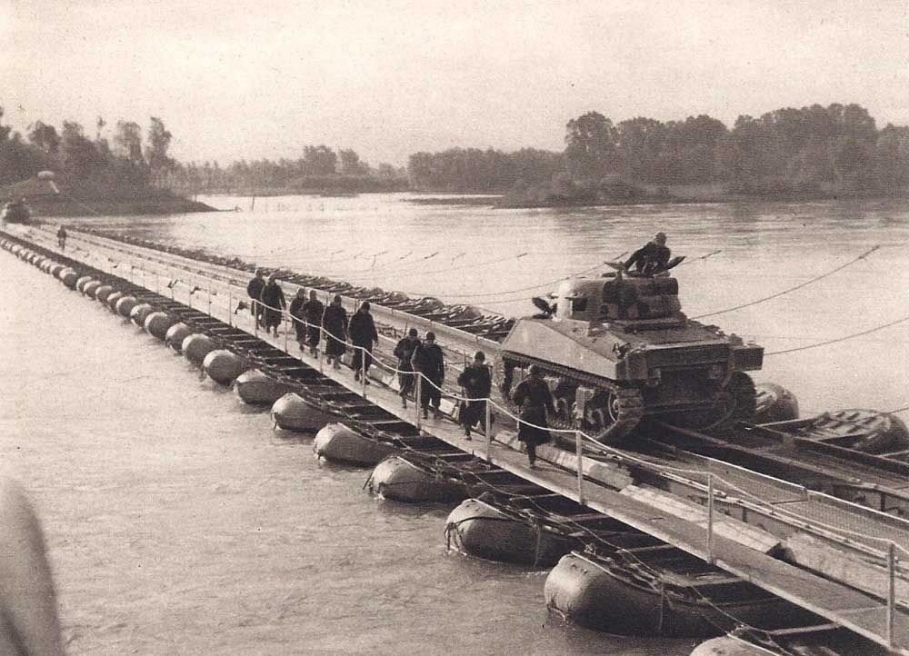 TheatrumBelli's tweet image. 31 mars 1945 : Le général #deLattre de Tassigny et la 1re Armée franchissent le #Rhin.
---
Au printemps 1945, la #guerre en Europe entre dans sa phase finale. Les #armées alliées convergent vers le cœur de l’#Allemagne. À l’ouest, le Rhin constitue le dernier grand obstacle