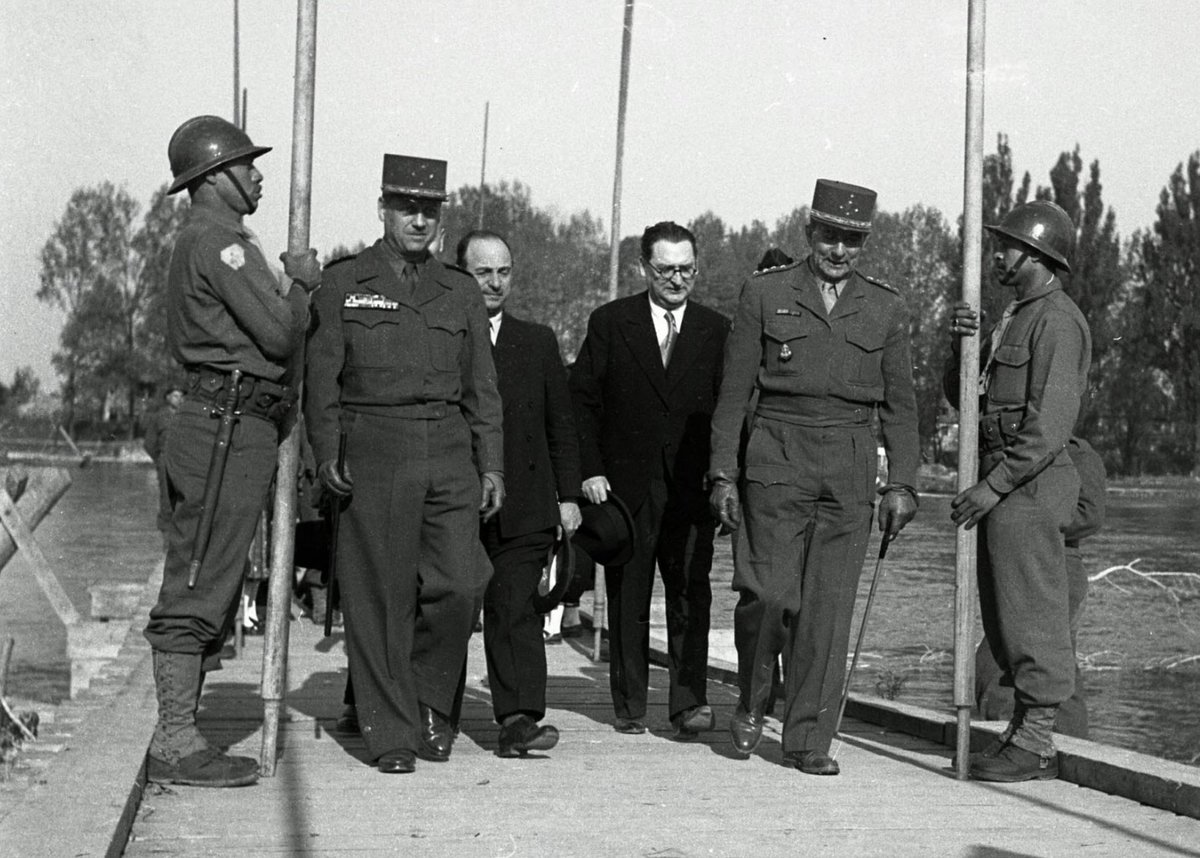 TheatrumBelli's tweet image. 31 mars 1945 : Le général #deLattre de Tassigny et la 1re Armée franchissent le #Rhin.
---
Au printemps 1945, la #guerre en Europe entre dans sa phase finale. Les #armées alliées convergent vers le cœur de l’#Allemagne. À l’ouest, le Rhin constitue le dernier grand obstacle