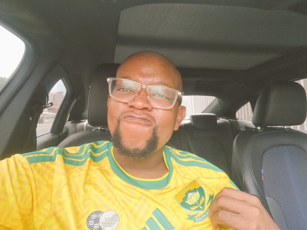 ShakesRampedi's tweet photo. MATCH DAY ⚽️🔥

Go win tonight Bafana Bafana 🤝✅️

#BafanaBafana #BafanaPride #InternationalFriendly https://t.co/Q3cRKIJNBm