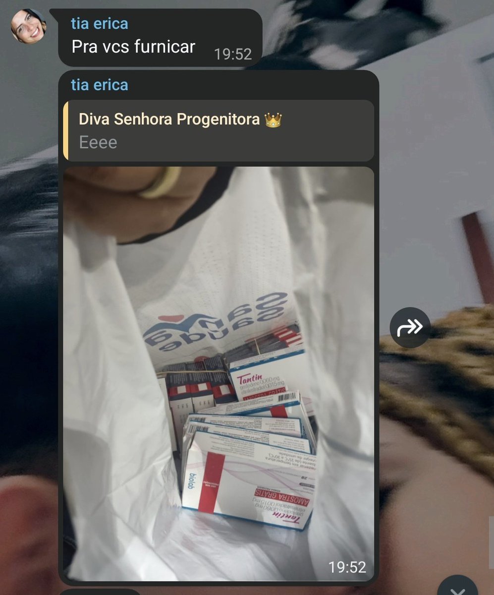 Minha tia no dia mais diva dela trazendo um saco de anticoncepcional