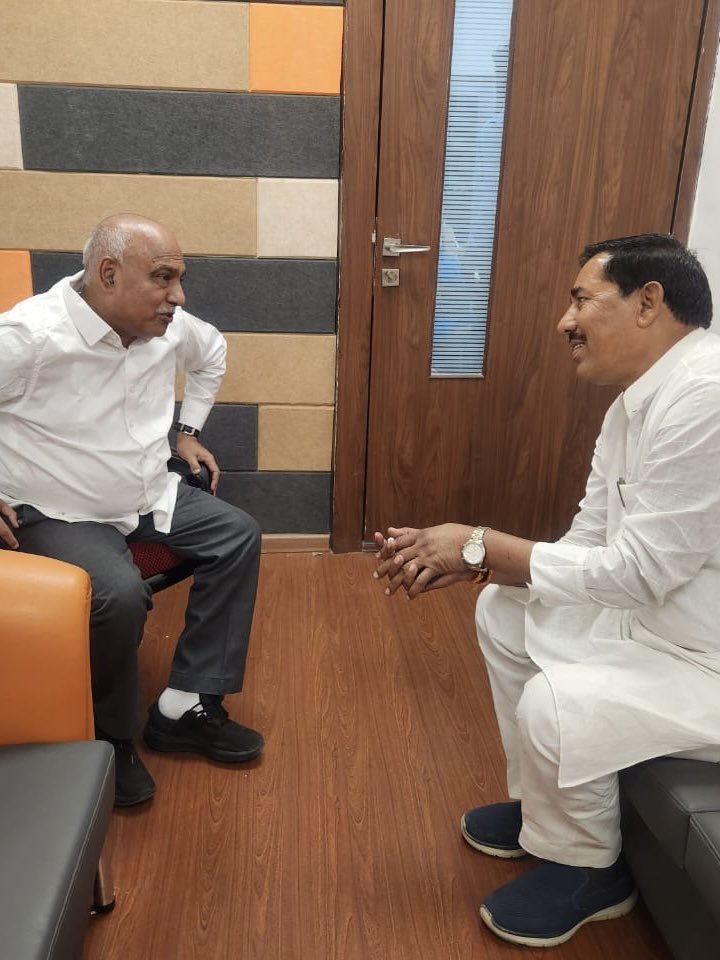 आज भोपाल प्रवास के दौरान <a href="/BJP4MP/">BJP Madhya Pradesh</a> के यशस्वी प्रदेशाध्यक्ष माननीय श्री <a href="/Hkhandelwal1964/">Hemant Khandelwal</a> जी से सौजन्य भेंट कर संगठन संबंधी चर्चा की ।