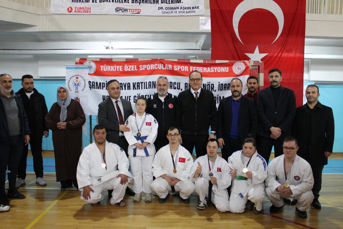 YozgatValiligi's tweet photo. Judown Milli Takım Kampı Yozgat’ta Başladı 🇹🇷👏

Türkiye Özel Sporcular Spor Federasyonu’nun 2026 yılı faaliyet programında yer alan Judown Dünya Şampiyonası Türkiye Milli Takım Seçmeleri’nin ardından milli takım kampı Yozgat’ta gerçekleştirildi.

 27–31 Mart 2026 tarihleri arasında düzenlenen kampta, Türkiye genelinden 10 erkek ve 4 kadın olmak üzere toplam 14 milli sporcu Yozgat’ta ağırlandı.

🤼‍♂️ Milli takım kamp kadrosunda hemşehrimiz İbrahim Erdem Öcal da yer aldı.

📍 Kamp süreci sonunda belirlenecek milli takım kadrosu, 5–9 Ağustos 2026 tarihlerinde İsveç’te düzenlenecek Judown Dünya Şampiyonası’nda ülkemizi temsil edecek.

Genç sporcularımıza başarılar diliyoruz. 👏