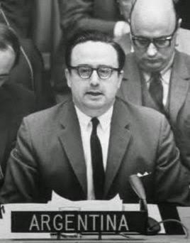 En 1964, un diplomático argentino llevó la cuestión Malvinas al centro de la política mundial.
No fue un gesto simbólico. Fue una operación jurídica y diplomática brillante. 
El alegato de José María Ruda en Naciones Unidas 🇺🇳.
Abro hilo 🧵