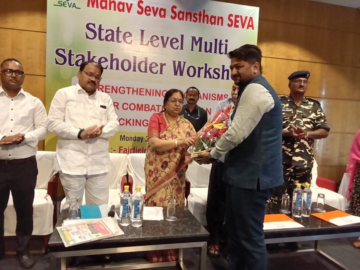 mssseva's tweet photo. 30 मार्च 2026 को लखनऊ में आयोजित राज्य स्तरीय समन्वय बैठक/कार्यशाला में बाल तस्करी की रोकथाम एवं बाल संरक्षण को सशक्त बनाने पर सार्थक चर्चा हुई।

विभिन्न विभागों, एजेंसियों, संगठनों एवं सीमावर्ती क्षेत्रों से जुड़े कार्यकर्ताओं की सहभागिता ने इस पहल को और मजबूत बनाया।

#msss https://t.co/z2WCqfgryg