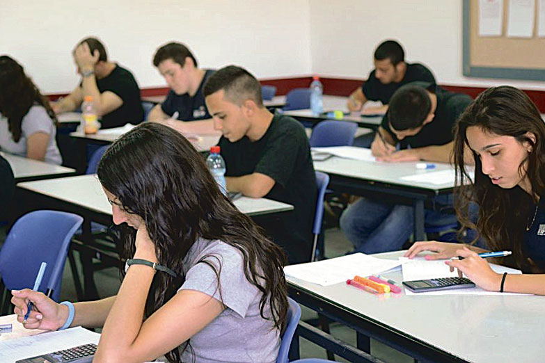El gobierno porteño va por el cierre de la mitad de las divisiones de una secundaria de Belgrano

Se trata de una escuela de reingreso para jóvenes que interrumpieron sus estudios

Denuncian vaciamiento y organizan un abrazo a la institución

INFO 👇
tiempoar.com.ar/ta_article/el-…