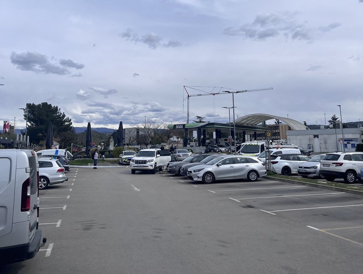 Danes se je v Kopru sredi belega dne in pred vhodom v nakupovalni center zgodil rop vozila za prevoz denarja. Upamo, da storilci na svojem vozilu niso imeli nalepke “10%”, “Svoboda” ali “Protivnik Janeza Janše”, sicer razpleta ne bomo doživeli. Tudi sicer pa so za rop krivi