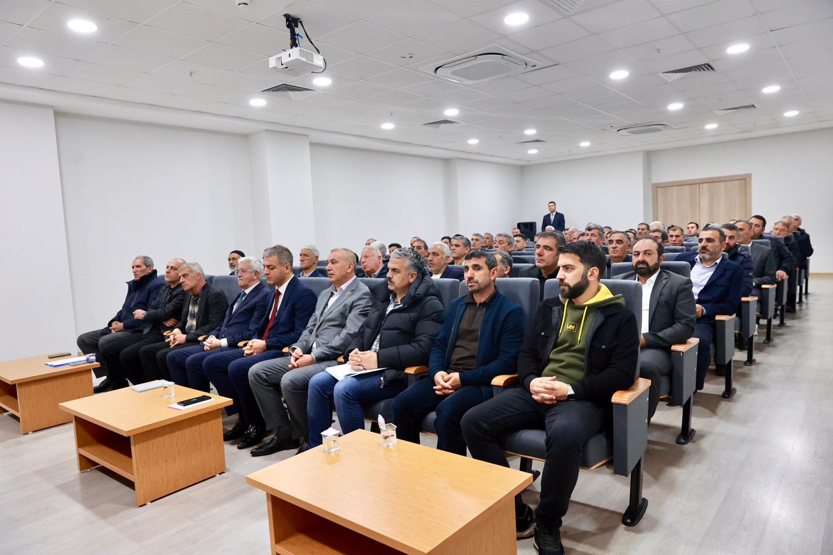 bingolvaliligi's tweet photo. 📍Valilik Toplantı Salonu

Valimiz Sayın Cahit Çelik, merkez köy muhtarlarımızla bir araya geldi.

Toplantıya katılan merkez ilçe muhtarlarımız; mahalle ve köylerine ilişkin sorun, talep ve önerilerini doğrudan iletme imkânı buldu. Karşılıklı istişare ortamında, çözüm yolları birlikte değerlendirilirken özellikle köy yollarına yönelik çalışmalar kapsamında İl Özel İdaresine ait asfalt plentinin kapasitesinin genişletilerek yenilenmesi konusu ele alındı.

Valimiz Sayın Cahit Çelik, muhtarlarımızla kurulacak güçlü iletişim ve iş birliğiyle sorunların daha hızlı ve kalıcı şekilde çözülebileceğini belirterek; “Bu şehir ve hemşehrilerimiz için el ele vererek güzel hizmetler üretmeye devam edeceğiz.” ifadelerini kullandı.

Toplantıya katılımlarından dolayı muhtarlarımıza teşekkür eden Valimiz, çalışmalarında başarılar dileyerek muhtarlarımız aracılığıyla tüm vatandaşlarımıza selam ve hürmetlerini iletti.

@celikcahit