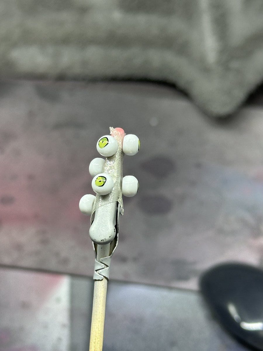 デフォで開眼してるから眼球パーツに光沢クリア塗るだけでお目々キラキラに！でも絵面がひどい！
残るはヘアパーツ。何かこういい感じにシャドウとか吹きたい所存（全敗）